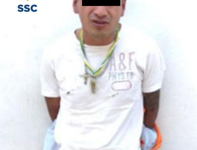 En la Alcaldía Alvaro Obregón, oficiales de la SSC detuvieron a un hombre en posesión de un arma de fuego y dosis de aparente marihuana