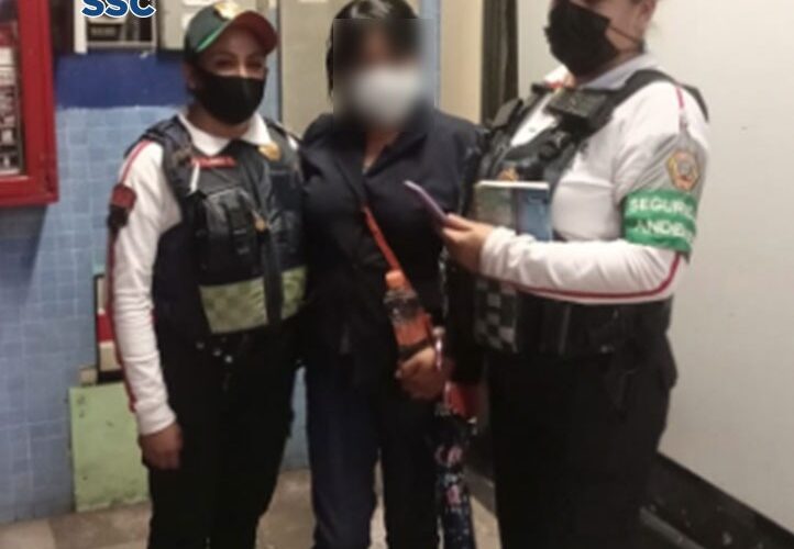 EN LA ESTACIÓN ATLALILCO DEL STC METRO CDMX, POLICÍAS DE LA SSC EVITARON QUE UNA MUJER ATENTARA CONTRA SU VIDA