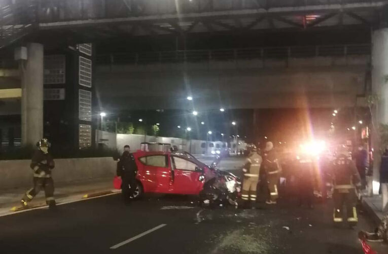 Personal de la SSC y paramédicos del ERUM, auxiliaron a un joven que sufrió lesiones tras un percance vehicular, en la colonia CTM Culhuacán