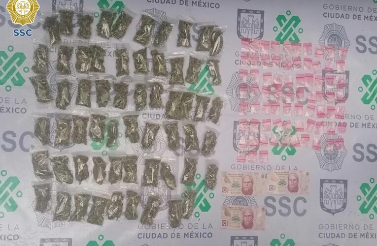 Efectivos de la SSC detuvieron a dos hombres en posesión de varias dosis de aparente cocaína y marihuana, en calles de la alcaldía Xochimilco