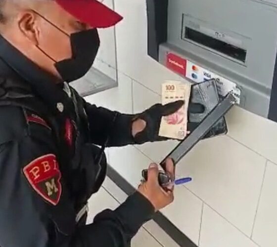 Policía de la SSC retiró una trampa hallada en un cajero automático de una sucursal bancaria ubicada en el Estado de México