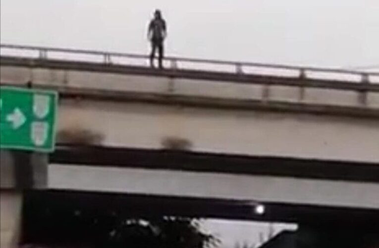 (VIDEO) Joven se avienta de un puente en Mérida