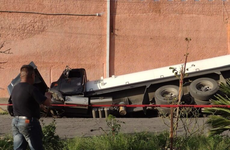 Socavón se traga una pipa de agua (Video)