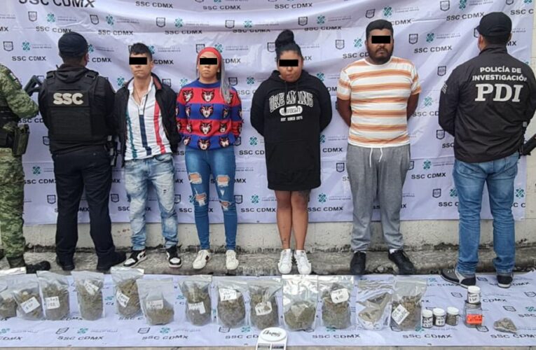 Oficiales de la SSC detuvieron a dos hombres y dos mujeres, posiblemente vinculados a la venta de aparente droga en la colonia Morelos