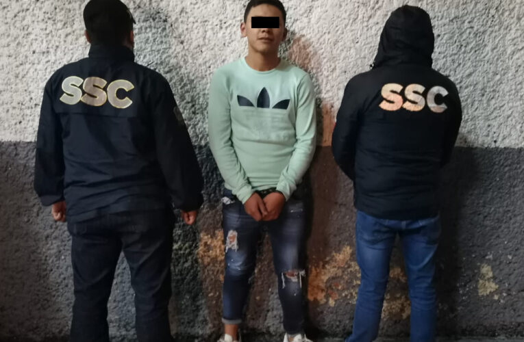 En Álvaro Obregón, efectivos de la SSC detuvieron a un hombre en posesión de un arma de fuego y varias dosis de posible droga