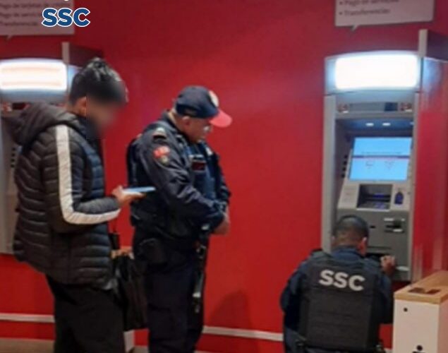 En la alcaldía Benito Juárez, oficiales de la SSC auxiliaron a un cuentahabiente a retirar dinero en efectivo de un cajero automático que tenía una trampa