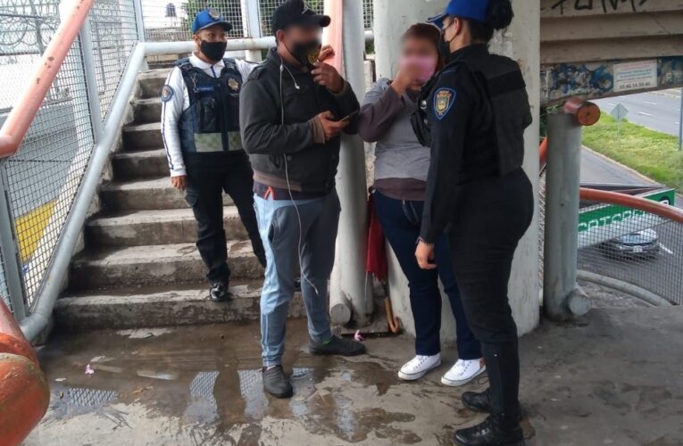 Policías de la SSC impidieron que una mujer atentara contra su vida, en el puente de acceso a la estación Ecatepec del metro CDMX