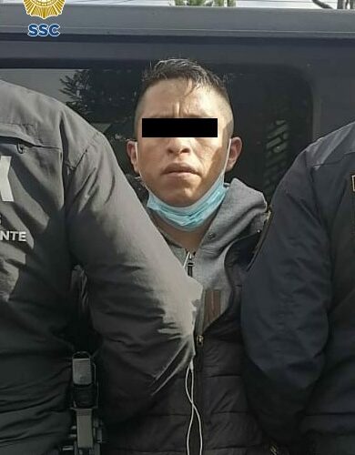 En la Alcaldía Alvaro Obregón, un hombre posiblemente responsable de asaltar y amagar con una réplica de arma de fuego a un joven, fue detenido por policías de la SSC