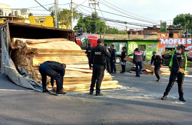 Tras volcadura, oficiales de la SSC realizaron cortes a la circulación en la avenida Observatorio, en la alcaldía Álvaro Obregón