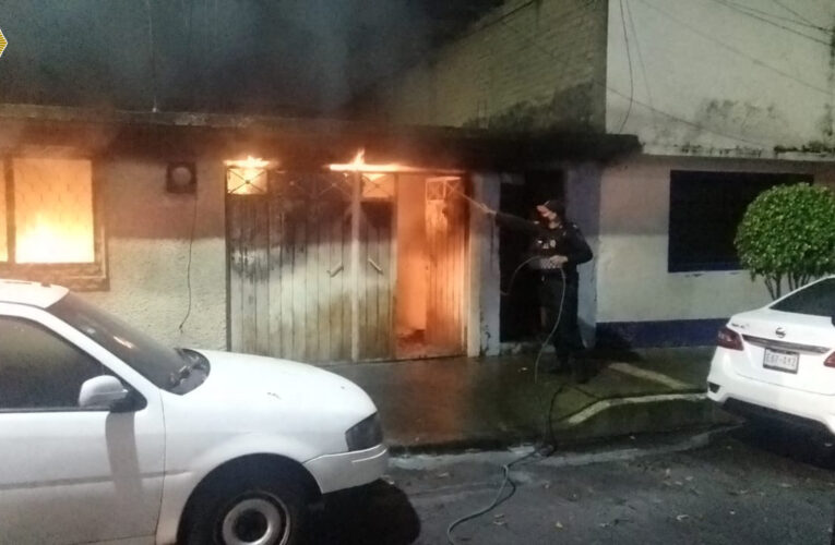 EN ÁLVARO OBREGÓN, POLICÍAS DE LA SSC RESCATARON A DOS CIUDADANOS QUE SE ENCONTRABAN AL INTERIOR DE UNA VIVIENDA QUE SE INCENDIABA