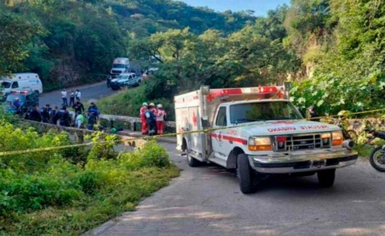 Muere un paramédico y un chismoso al intentar rescatar a motociclista de una barranca