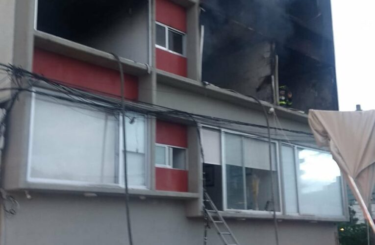 (Video) Fuerte incendio en departamento de Cuajimalpa, rescatan a mascotas