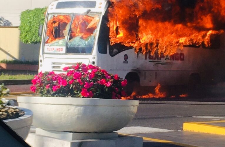 Camión de pasajeros se incendia en Orizaba Veracruz (Video)