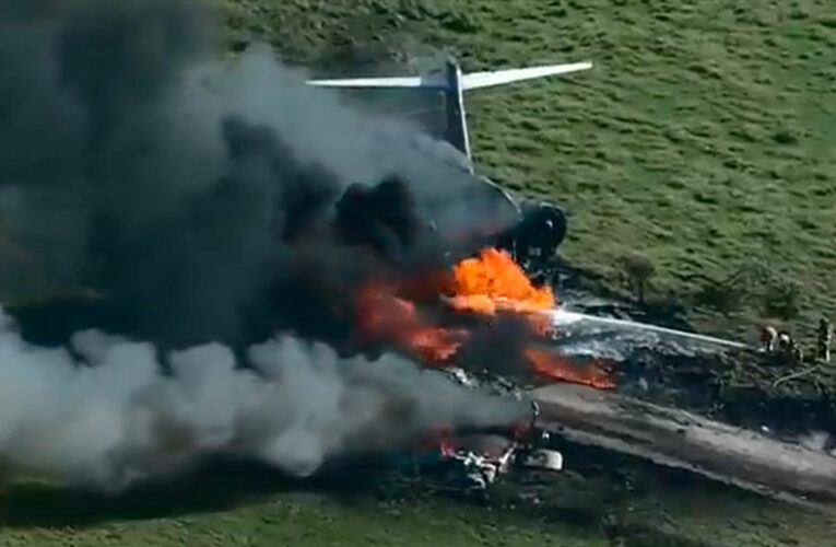 VIDEO: Se incendia avión con 21 personas a bordo