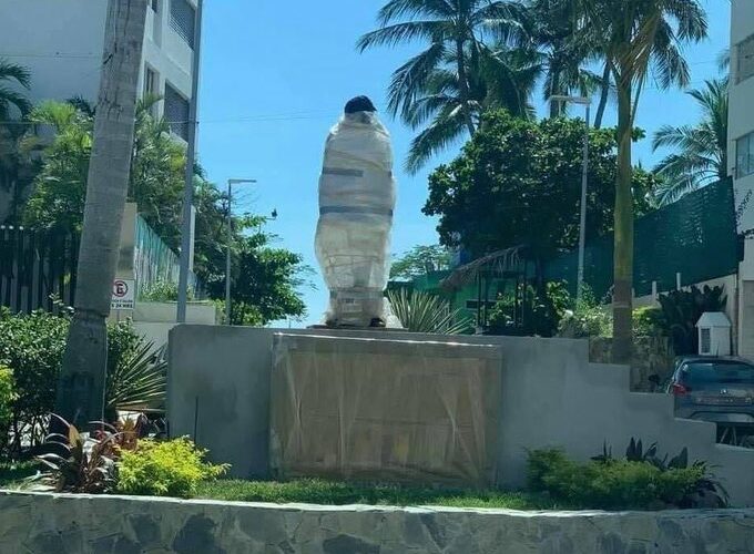 Rechazan estatua de Eugenio Derbez