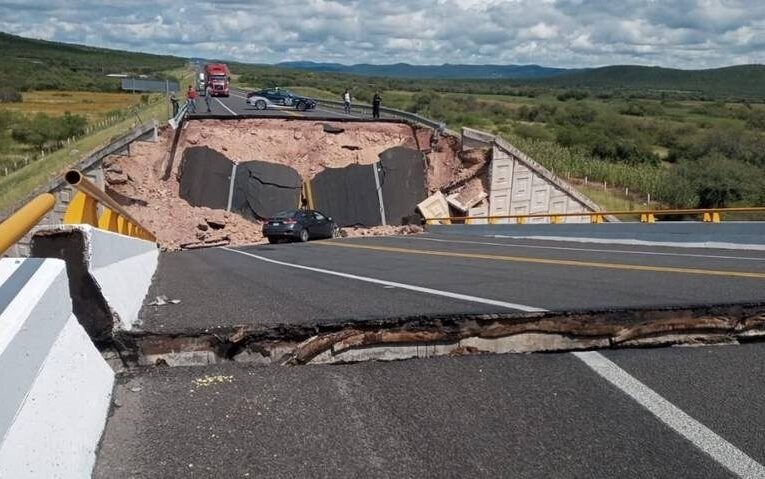 Colapsa puente vehicular en Cerritos-Tula