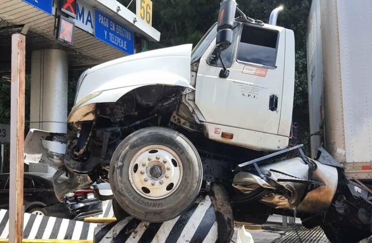 ¡Heridos! Tráiler se estrella en caseta de autopista México-Toluca