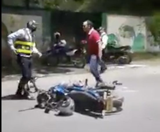 2 motociclistas se enfrentan a 4 policias en Colombia
