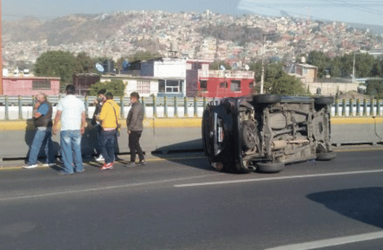 🚨 #AlMomento//📛volcadura de vehículo sobre la autopista México-Pachuca