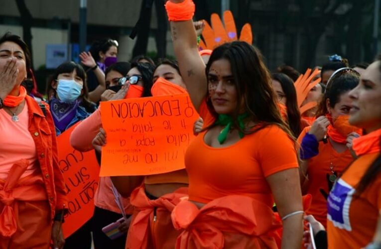 Captan a Alessandra Rojo de la Vega abrazando a encapuchadas en protesta del 25 de noviembre