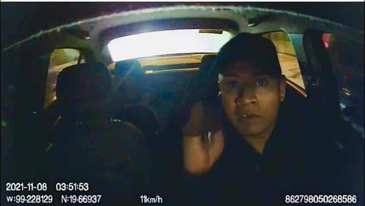 Delincuente roba vehículo y es detectado por cámara en su interior