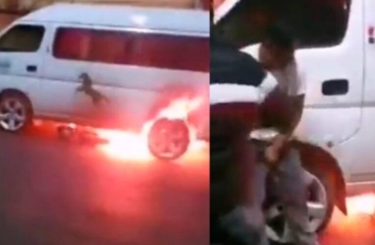 Chofer de combi arrastra moto en Neza para evitar asalto; terminó golpeado (Video)