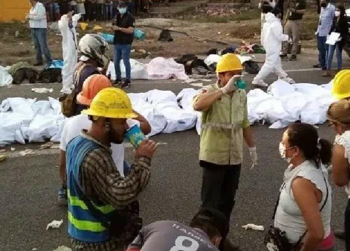 Tráiler con migrantes se vuelca en Tuxtla Gutiérrez, deja al menos 42 muertos