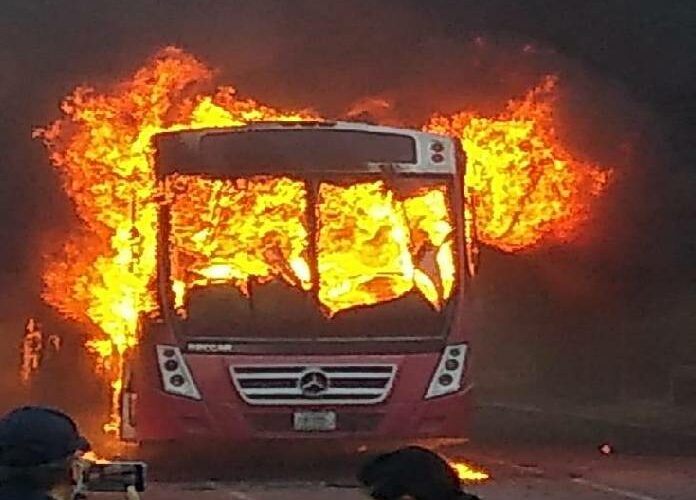 Manifestantes cierran calles con basura y queman camión en Toluca