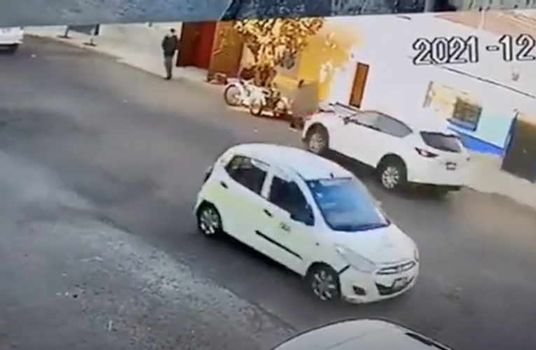 Mujer policía atropella a tres personas en Neza
