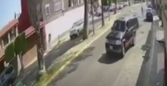 Presunto policía municipal agrediendo a automovilista tras choque en Cuautitlán Izcalli