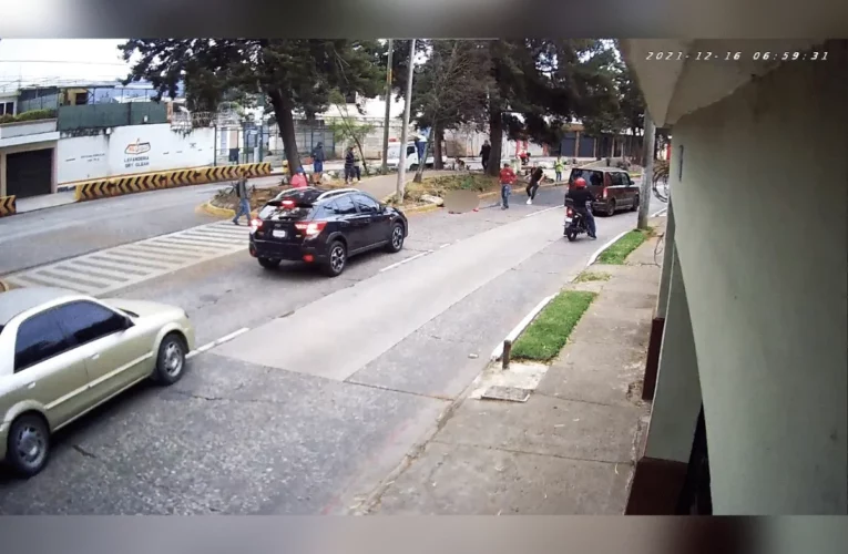 Camara de video capta a motociclista perder la vida tras impactarse con un poste (Video)