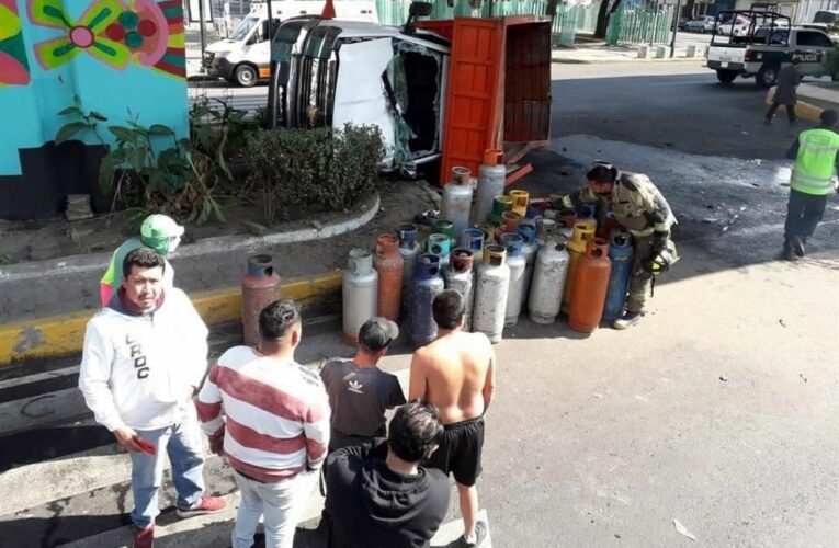 Mando de la SSC choca contra camioneta de gas en la CDMX