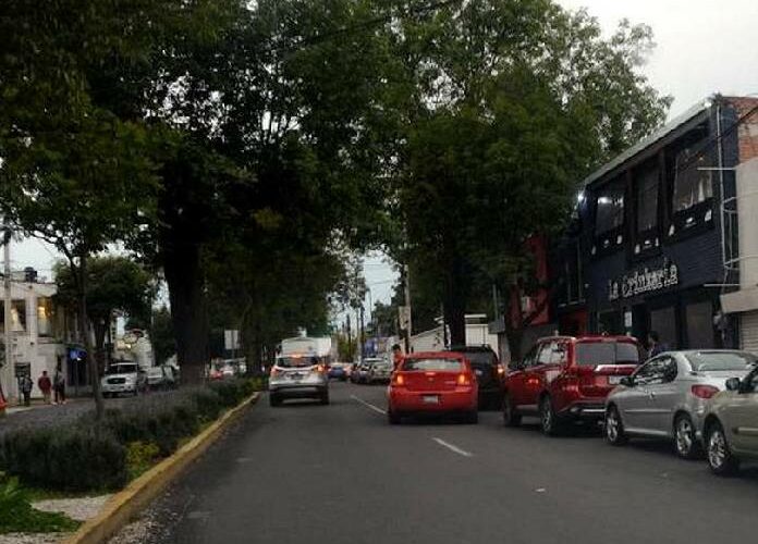 Queman auto en Toluca