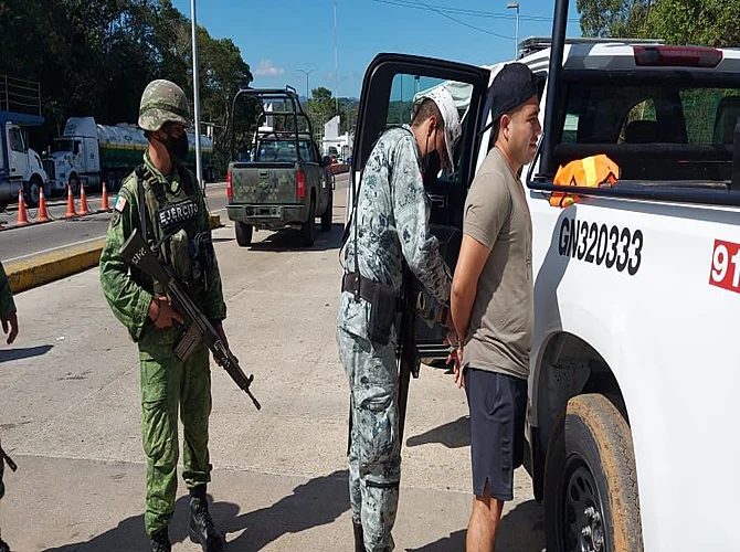 En Chiapas, presunto elemento de la GN fue detenido con armamento