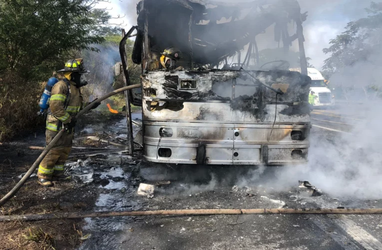 Se quemó un autobús en Nayarit y pasajeros se salvaron de morir