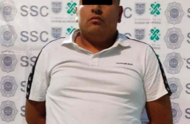 Resultado de trabajos de investigación, personal de la SSC detuvo a tres hombres en posesión de aparente droga y dos armas de fuego en la alcaldía Azcapotzalco