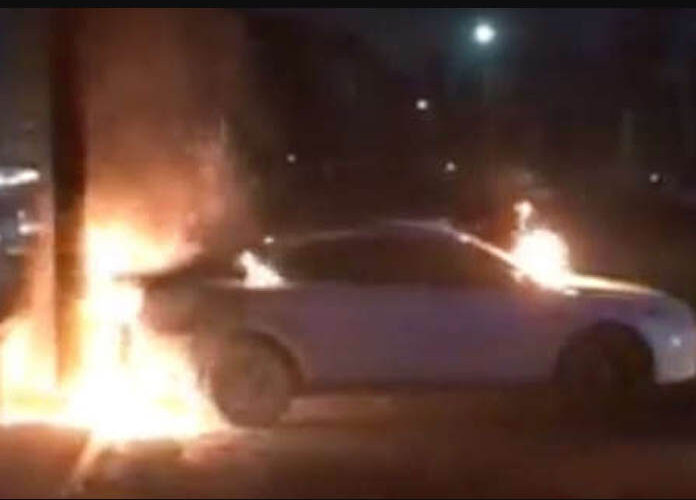 Incendian carro frente a la fiscalía de Tijuana