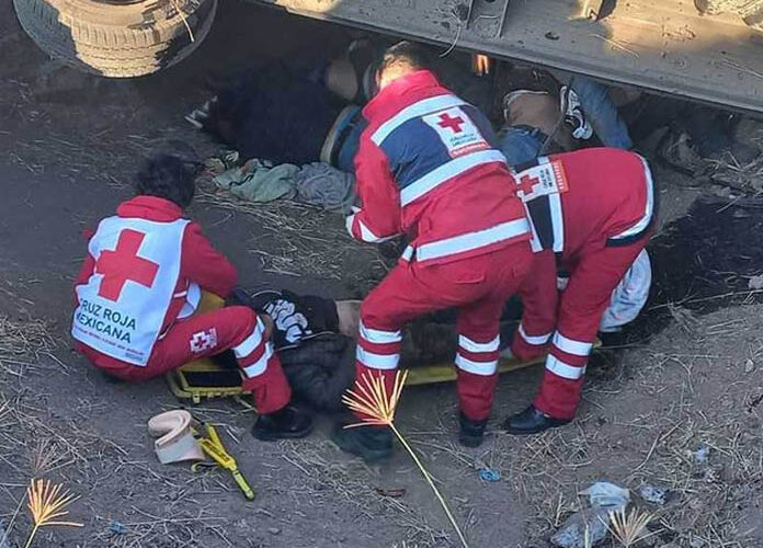 Vuelca camioneta dejando 12 muertos sobre carretera en Jalisco