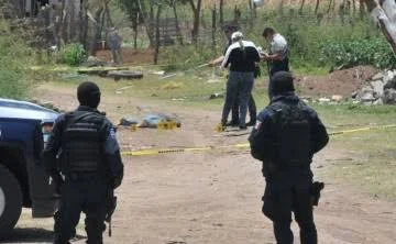 Abandonan 5 cuerpos en la carretera en Michoacán, dos son mujeres