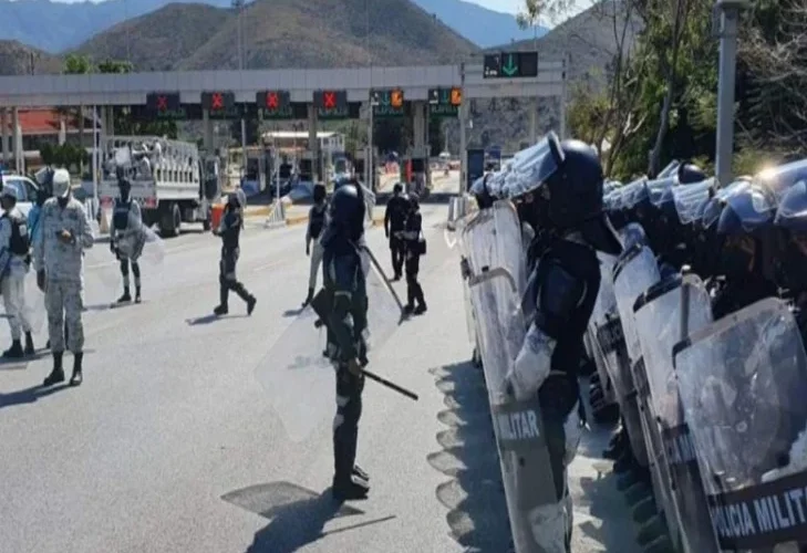  Guardia Nacional impide a padres de los 43 tomar caseta en Guerrero