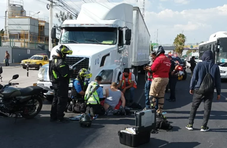 Tráiler impactó a motociclista en 5 de Febrero, Querétaro