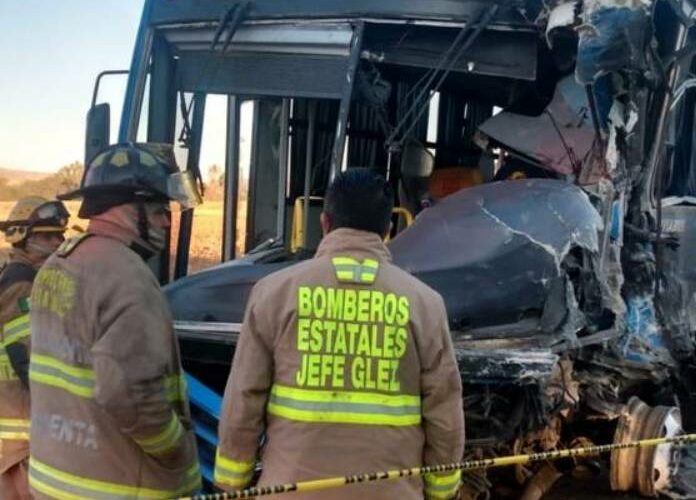 Choque entre dos tráilers deja dos muertos y 25 lesionados