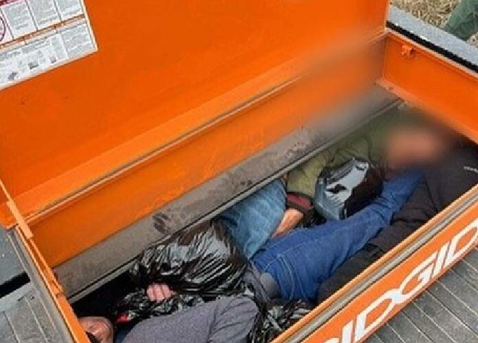Encuentran a cuatro migrantes metidos como sardinas en una caja de herramientas en Texas