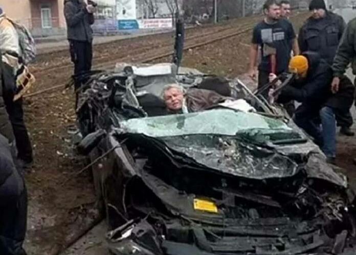 Abuelito aplastado dentro de su auto por un tanque Ruso, fue rescatado