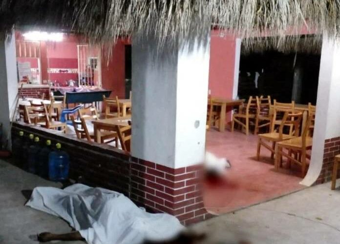 Balacera en restaurante cerca de Puerto Escondido dejó cinco muertos