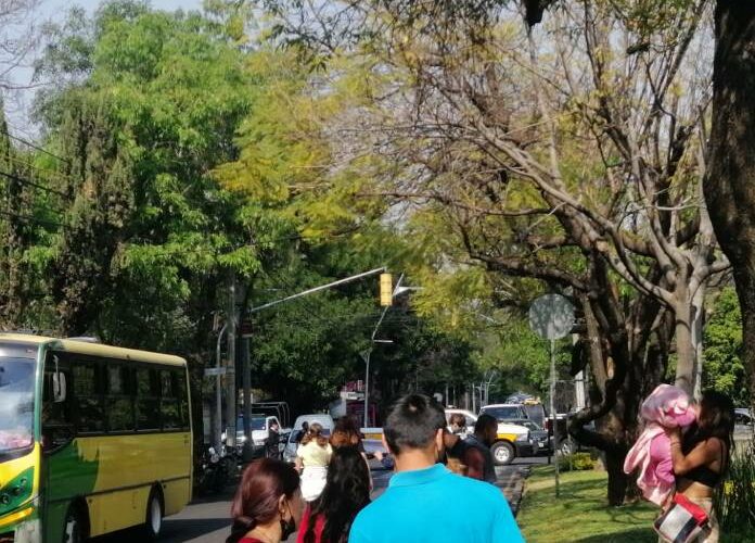 Se manifiestan extrabajadores de oceanografía por falta de pagos en Las Lomas de Chapultepec