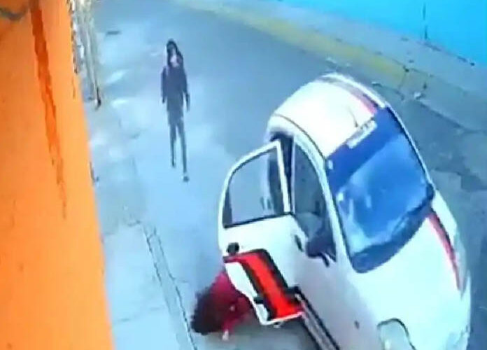 Mujer sufre asalto y es arrojada desde un taxi