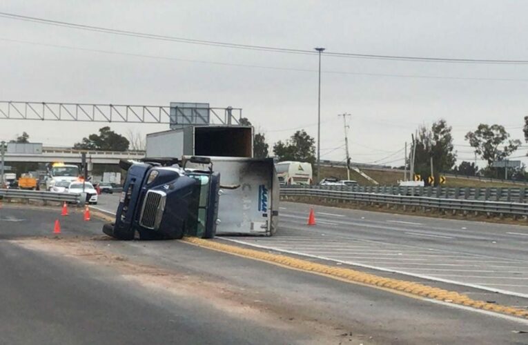 Vuelca tráiler al incorporarse a la carretera México -Querétaro