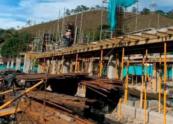 En riesgo miles de trabajadores de la construcción en Monterrey por parálisis en Sedue que dirige Laura Ballesteros