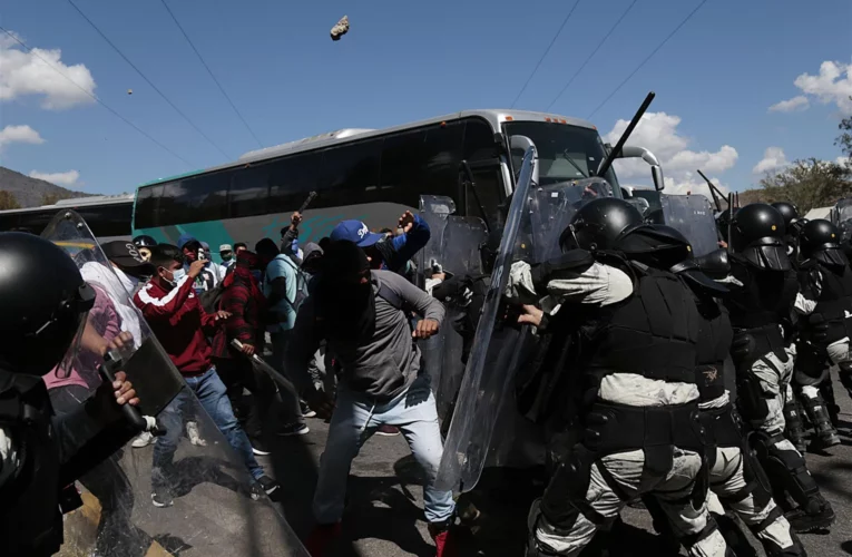 Guardia Nacional es atacada por normalistas de Ayotzinapa en Palo Blanco